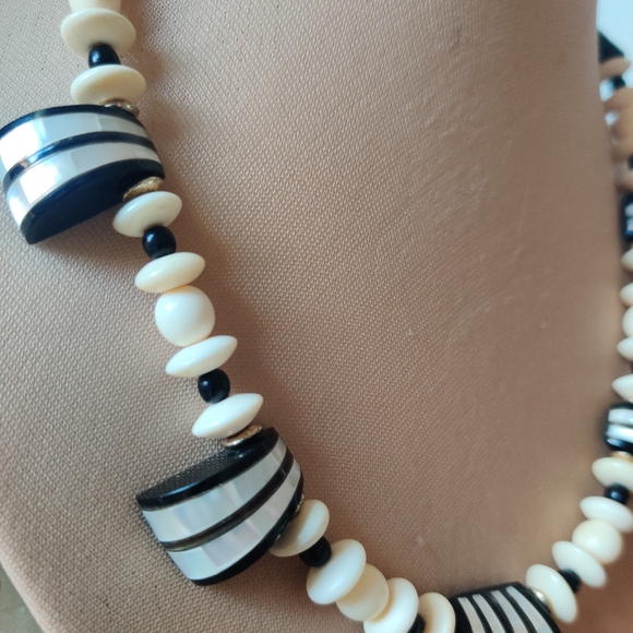 Vintage Artisan Geometric necklace Bone, wood, abalone - Picture 10 of 14